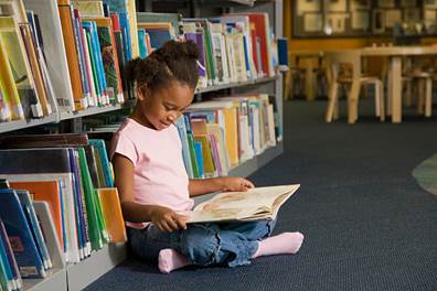 Menina negra na biblioteca
