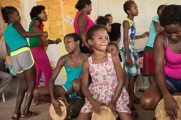 Meninas quilombolas tocando tambor