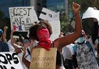 Mulher negra protestando