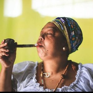 Mulher negra fumando cachimbo - Jurema Sagrada