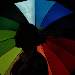 Silhueta com guarda chuva arco-íris