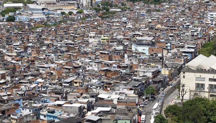 Imagem aérea de uma favela.