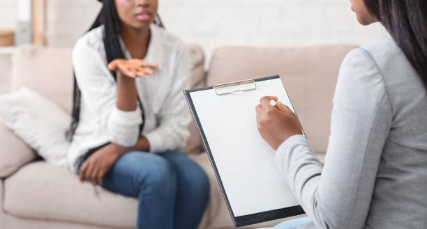 Psicóloga negra e uma paciente em terapia