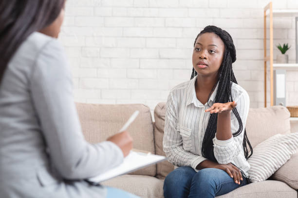 Jovem negra em sessão de psicoterapia