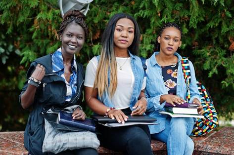 Três jovens negras estudantes