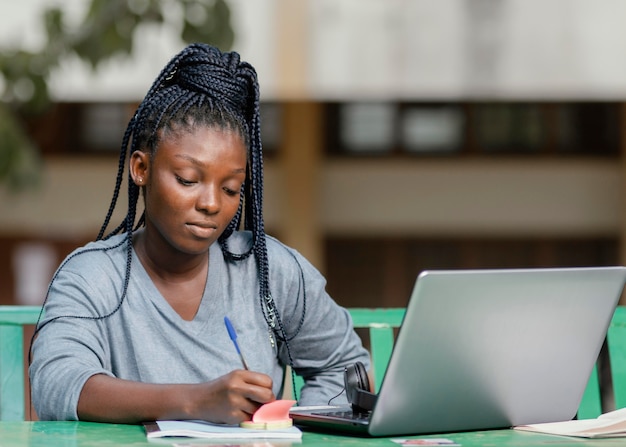 Jovem negra estudando com o notebook