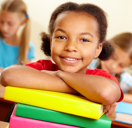 Menina estudante apoiada em livros